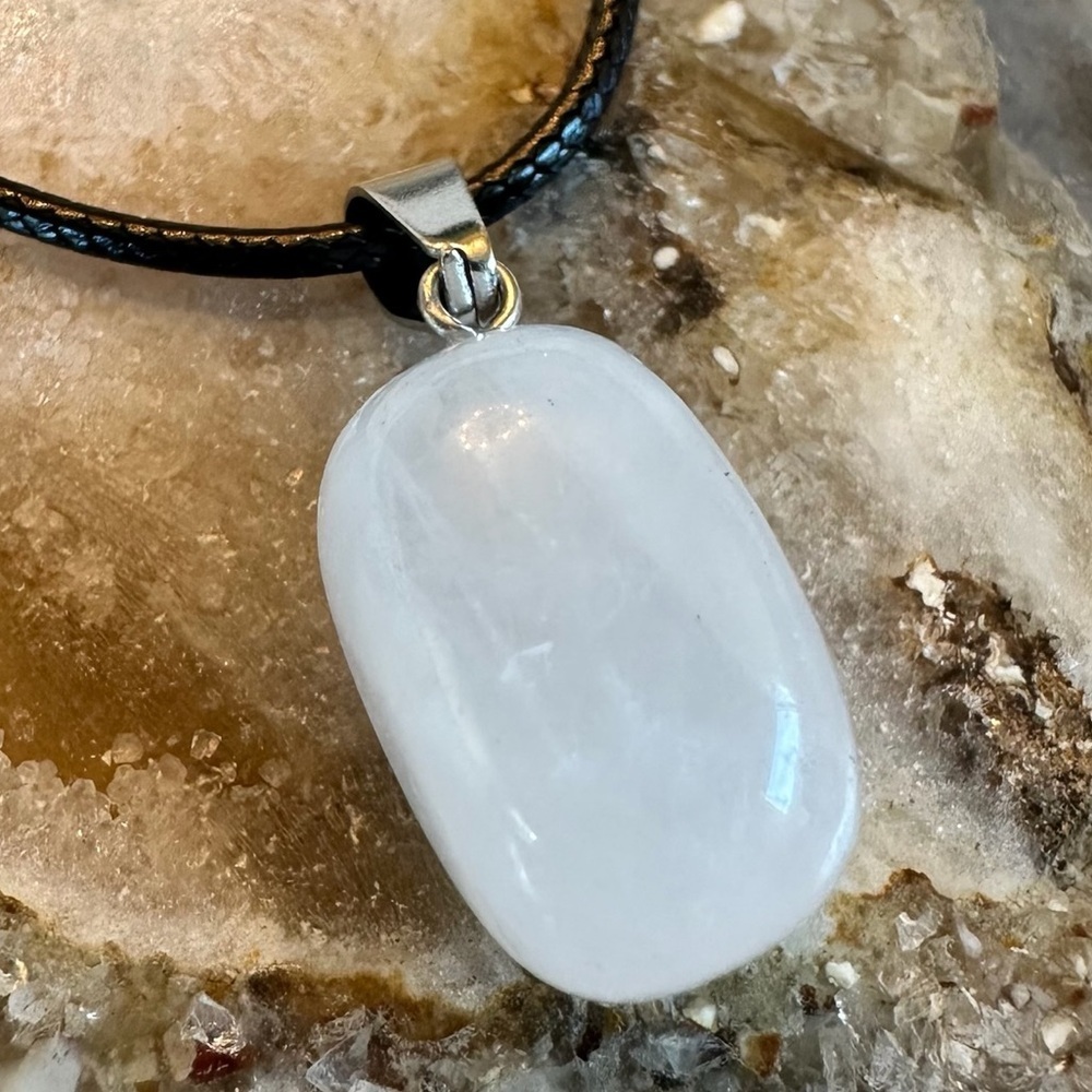 3119 Chic White Moonstone Polished Stone Pendant Necklace